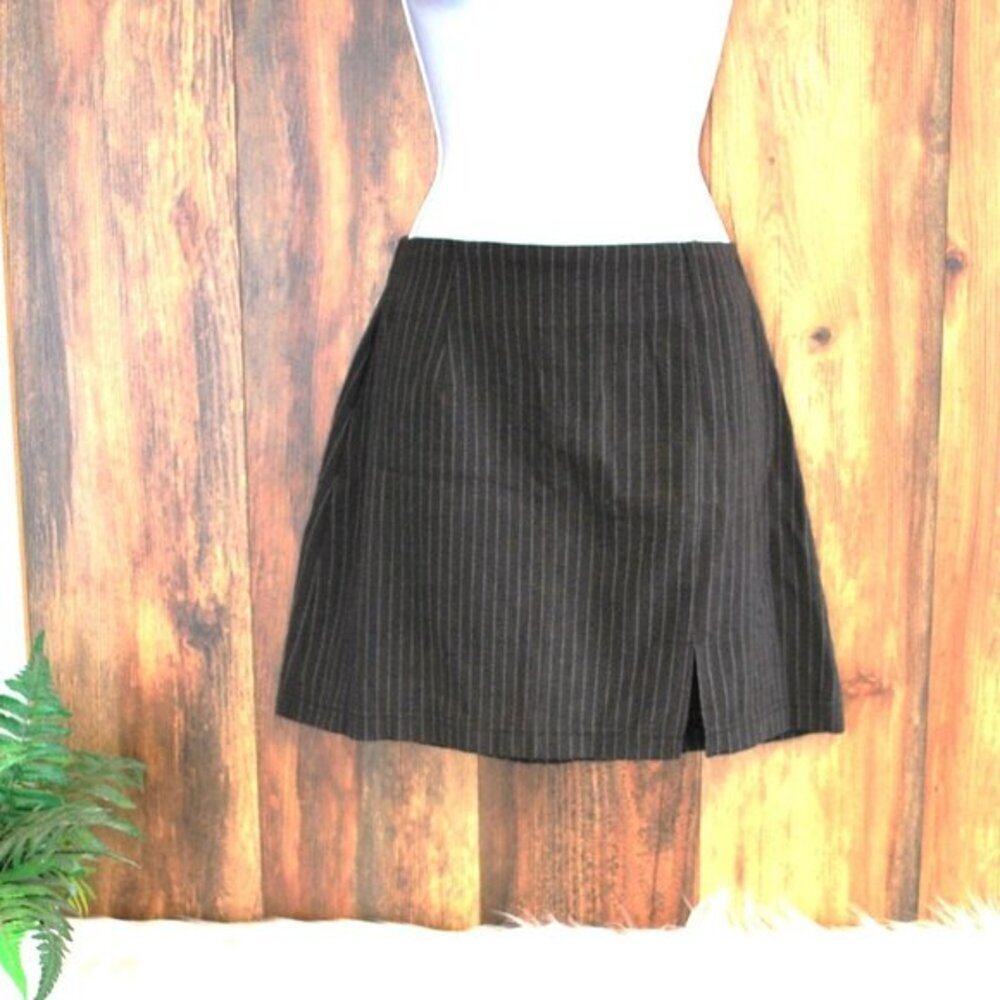 In Moda Dark Gray  with White Pin Stripe Mini Stretch Skirt Size 11